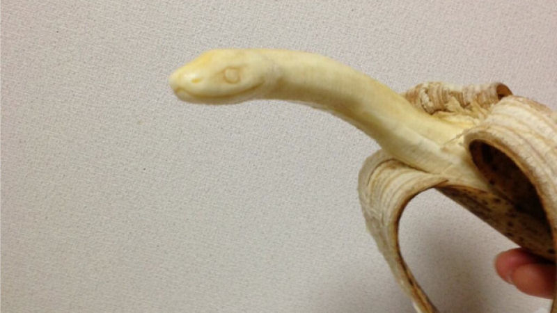 Artista japonês usa palitos para criar surpreendentes esculturas de banana 13