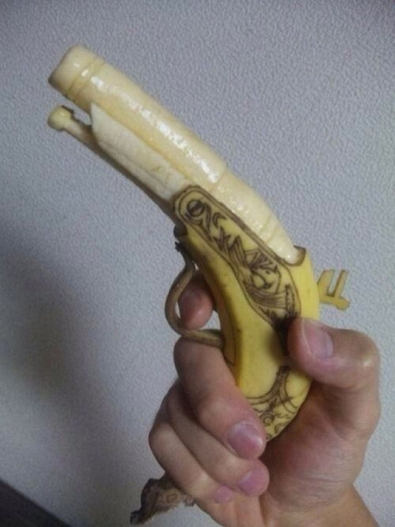 Artista japonês usa palitos para criar surpreendentes esculturas de banana 16