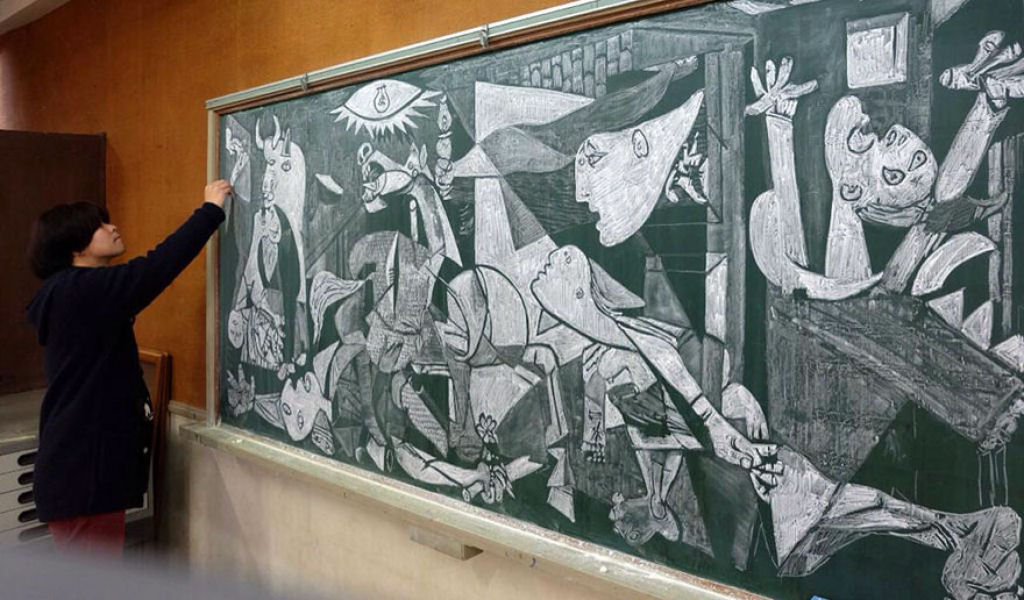 Professor japons recria obras de arte em seu quadro-negro 03