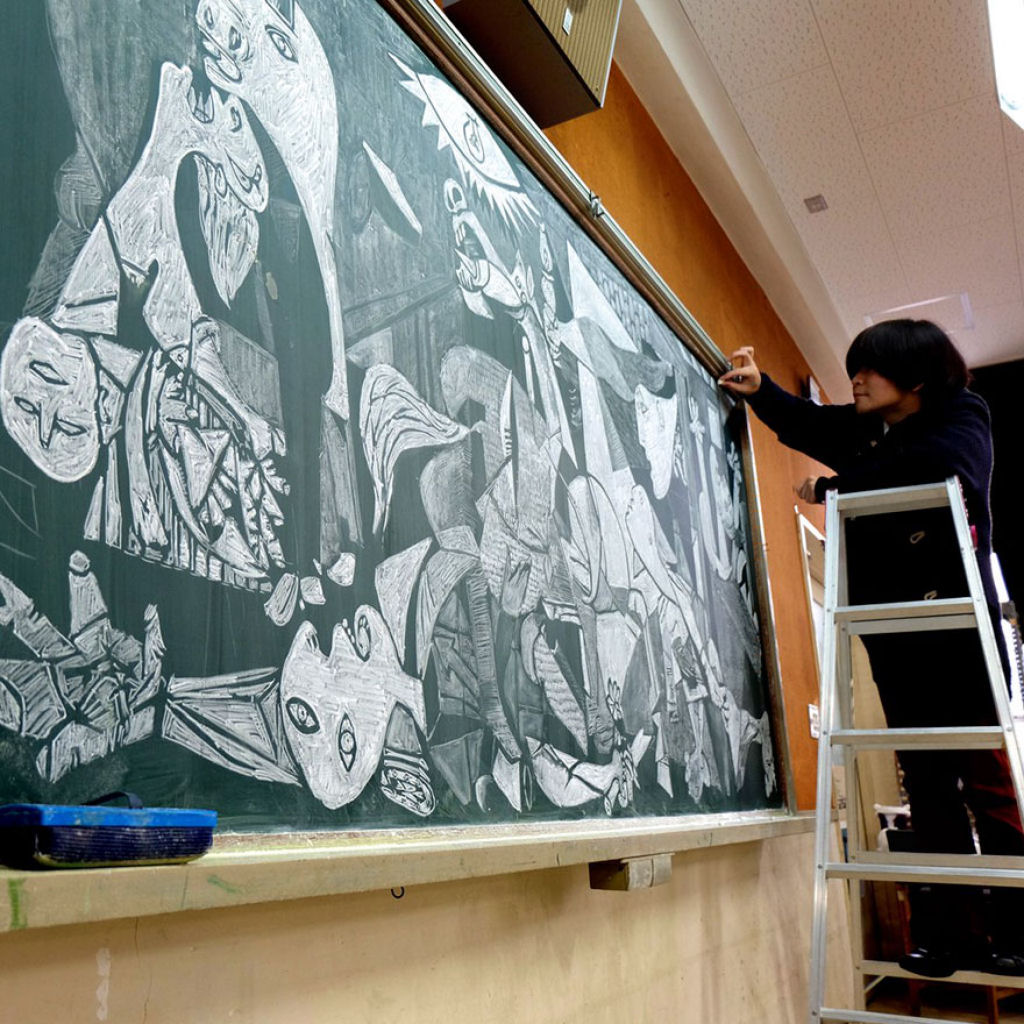 Professor japons recria obras de arte em seu quadro-negro 05