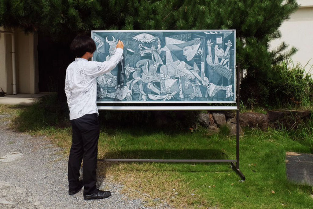 Professor japons recria obras de arte em seu quadro-negro 09