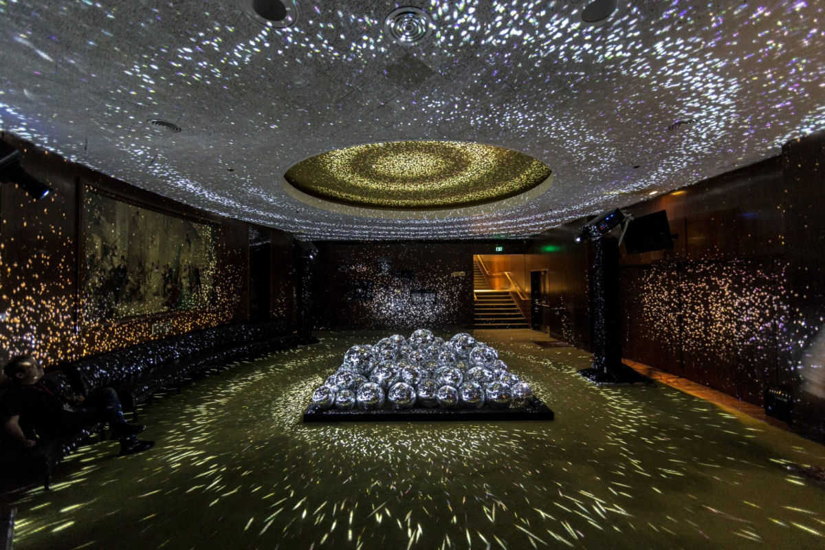 Luzes fugazes: uma sala cintilante com bolas de discoteca 01
