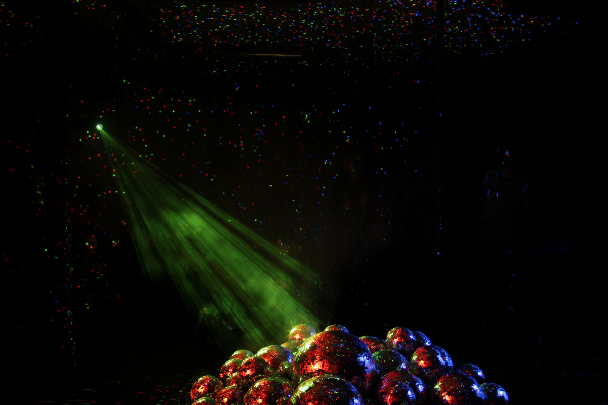 Luzes fugazes: uma sala cintilante com bolas de discoteca 02