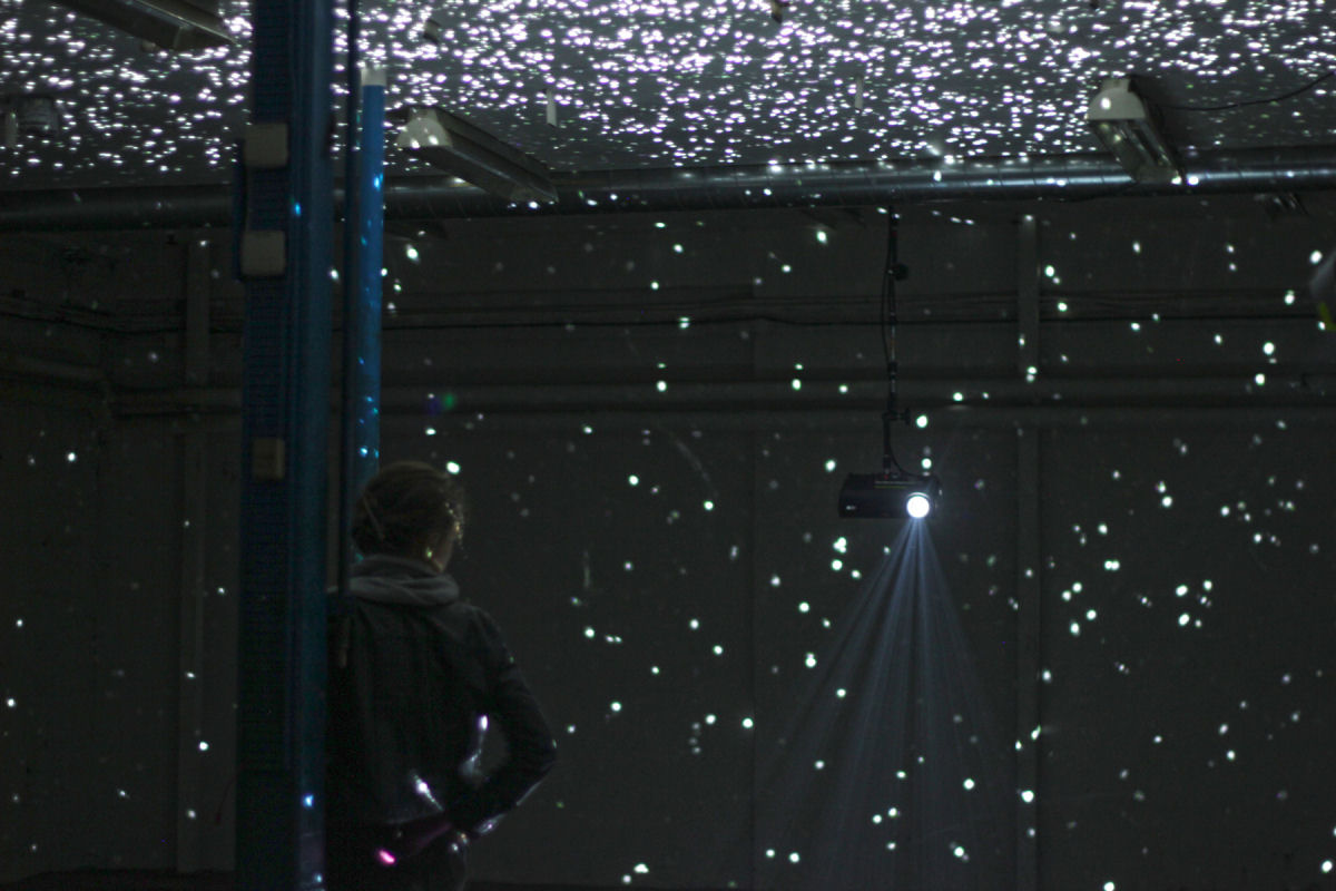 Luzes fugazes: uma sala cintilante com bolas de discoteca 05