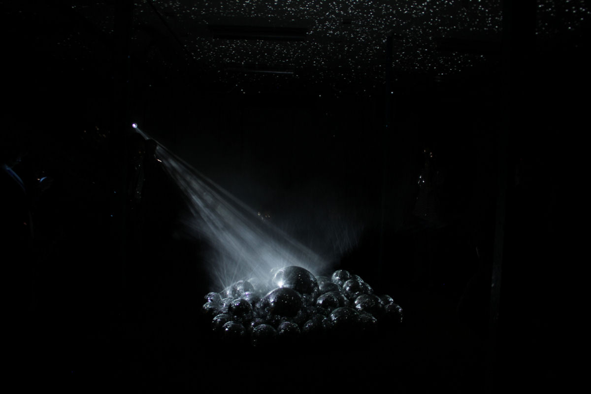 Luzes fugazes: uma sala cintilante com bolas de discoteca 06