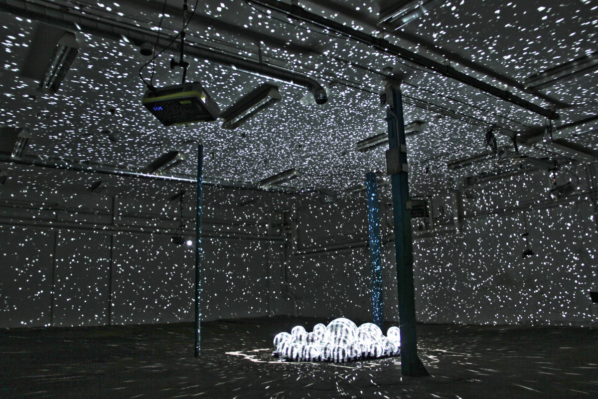 Luzes fugazes: uma sala cintilante com bolas de discoteca 08