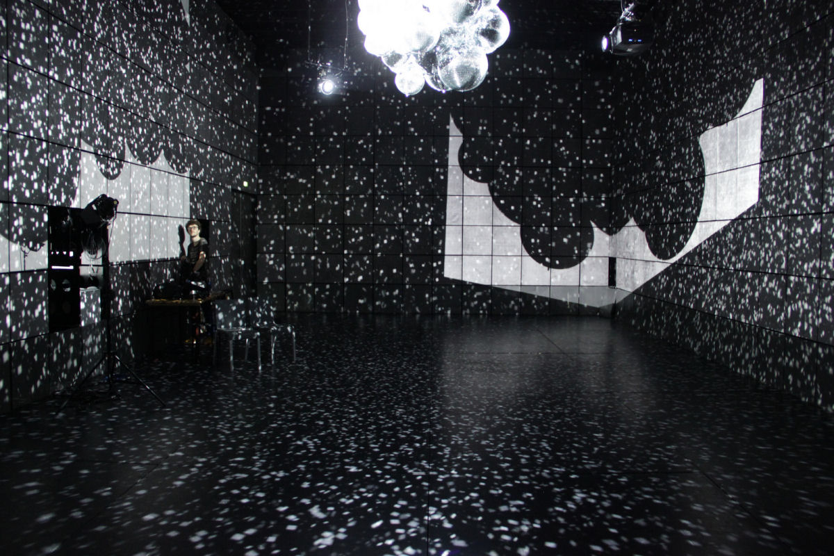 Luzes fugazes: uma sala cintilante com bolas de discoteca 09