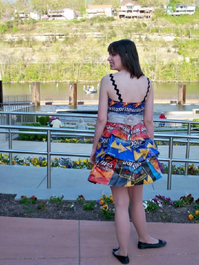 Jovem artes cria original vestido saquinho de Doritos 2