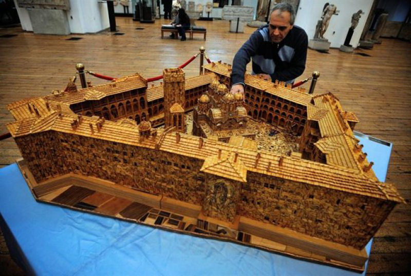 Homem gasta 16 anos construindo rplica de mosteiro com palitos 04