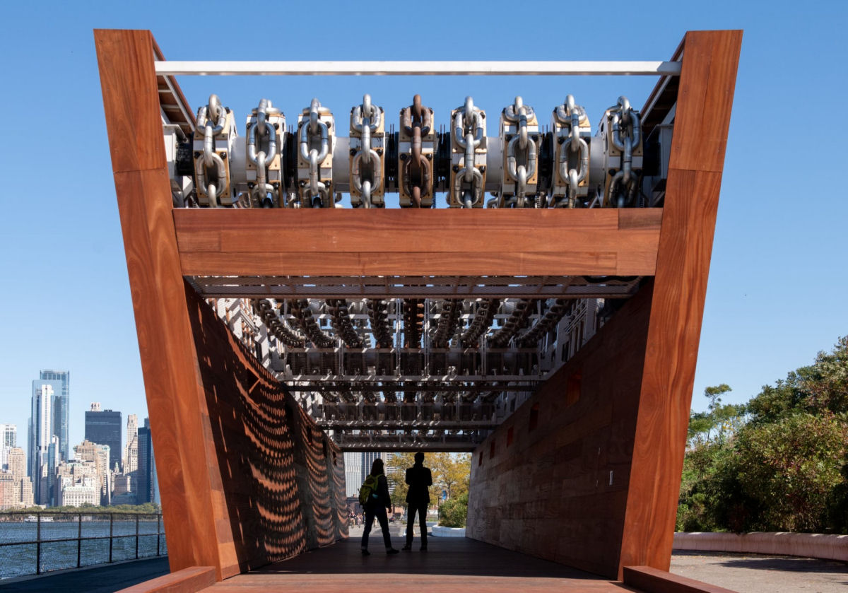 Escultura monumental de correntes em movimento confronta o legado duradouro da escravido