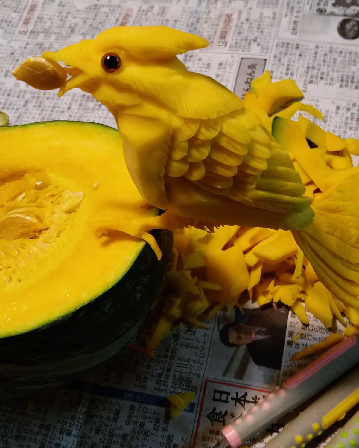 Escultor japons transforma frutas e legumes  em esculturas comestveis brilhantes 07