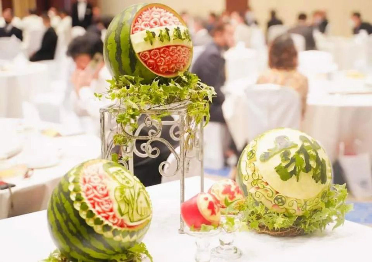 Escultor japons transforma frutas e legumes  em esculturas comestveis brilhantes 09