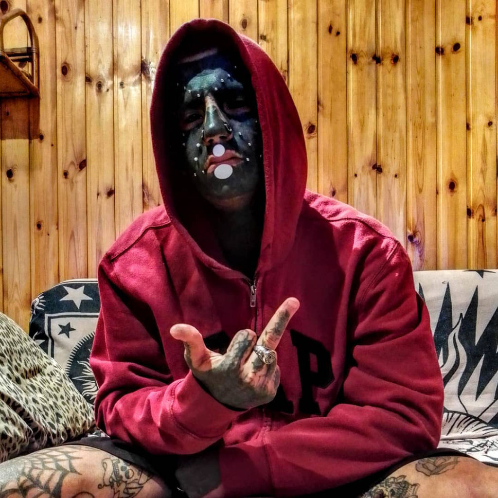 O italiano 'mutante' já tatuou 70% de seu corpo de preto tem a língua viperina