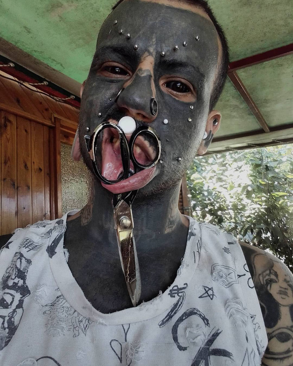 O italiano 'mutante' já tatuou 70% de seu corpo de preto tem a língua viperina