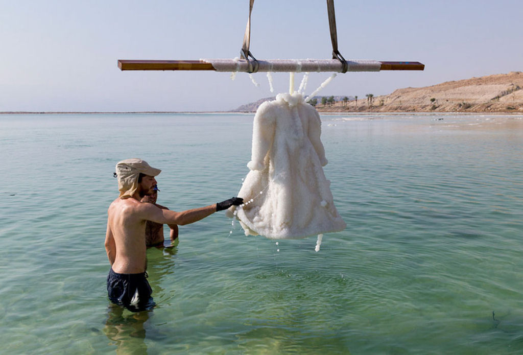 Artista submerge vestido no Mar Morto e retira um bonito cristal de sal 