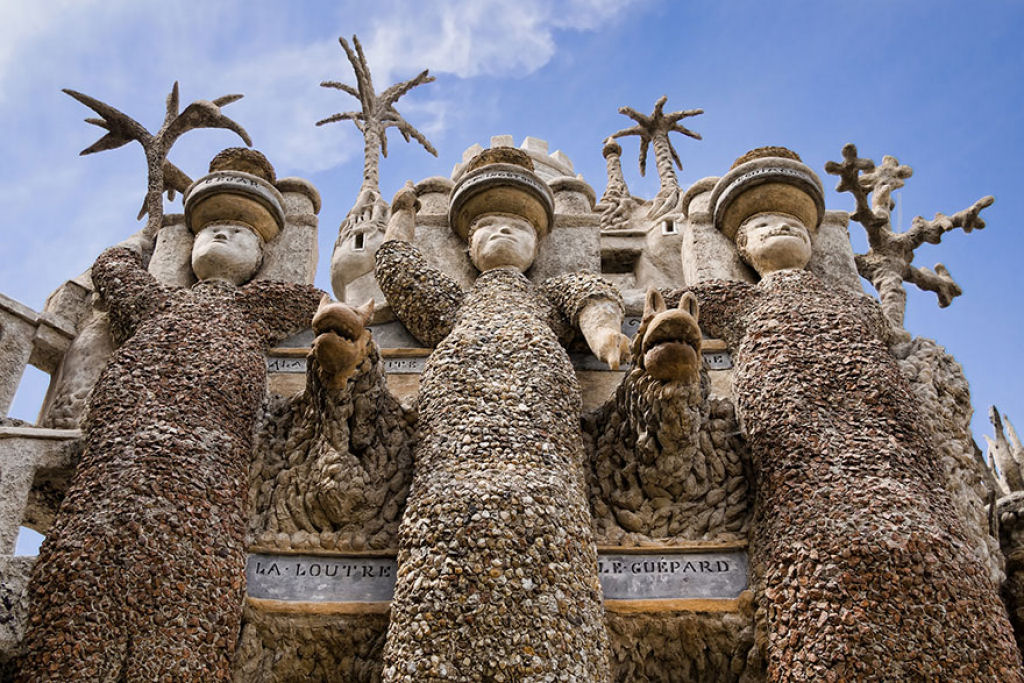 Carteiro francês passou mais de 3 décadas construindo um palácio com pedras recolhidas em sua rota