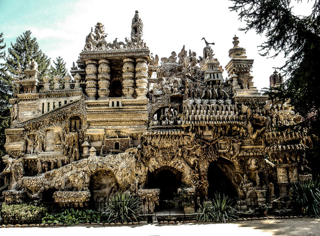 Carteiro francês passou mais de 3 décadas construindo um palácio com pedras recolhidas em sua rota
