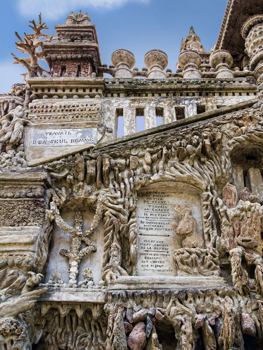 Carteiro francês passou mais de 3 décadas construindo um palácio com pedras recolhidas em sua rota