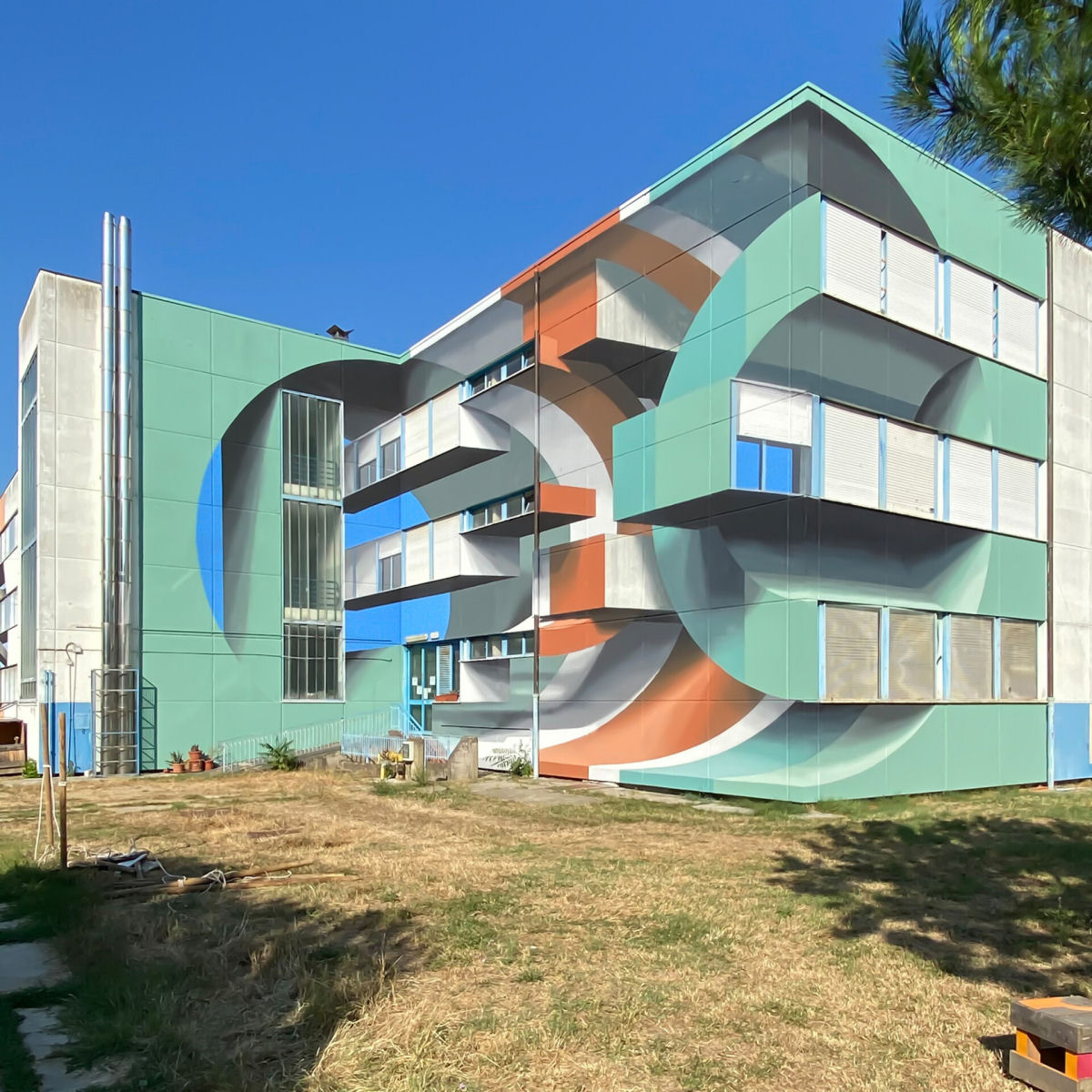 Formas geométricas e ilusões tridimensionais interrompem a arquitetura em murais anamórficos 07