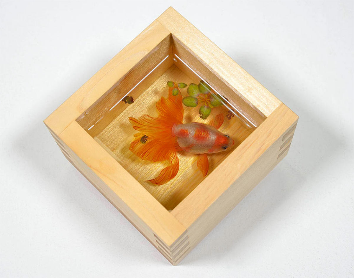 Os peixinhos realistas pintados em acrlico entre camadas de resina de Riusuke Fukahori 09