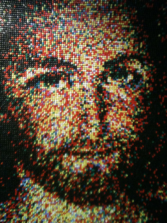 Artista cria retrato de Jesus com 24.790 alfinetes 06