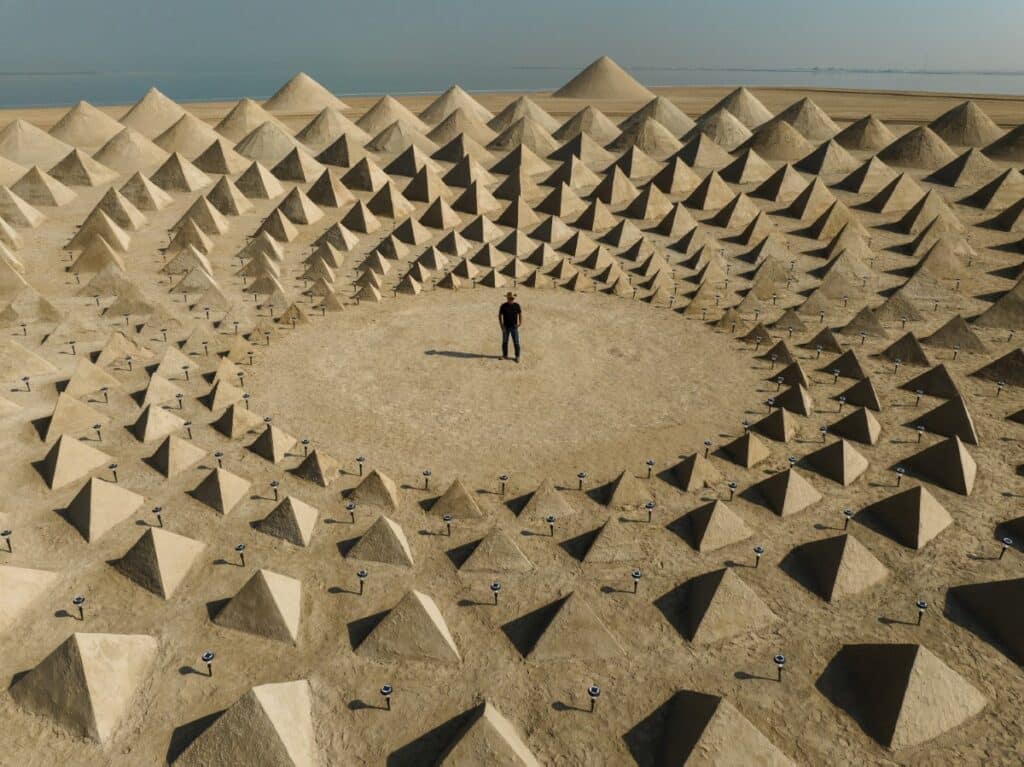 448 pirâmides feitas à mão formam uma mandala hipnotizante em Abu Dhabi