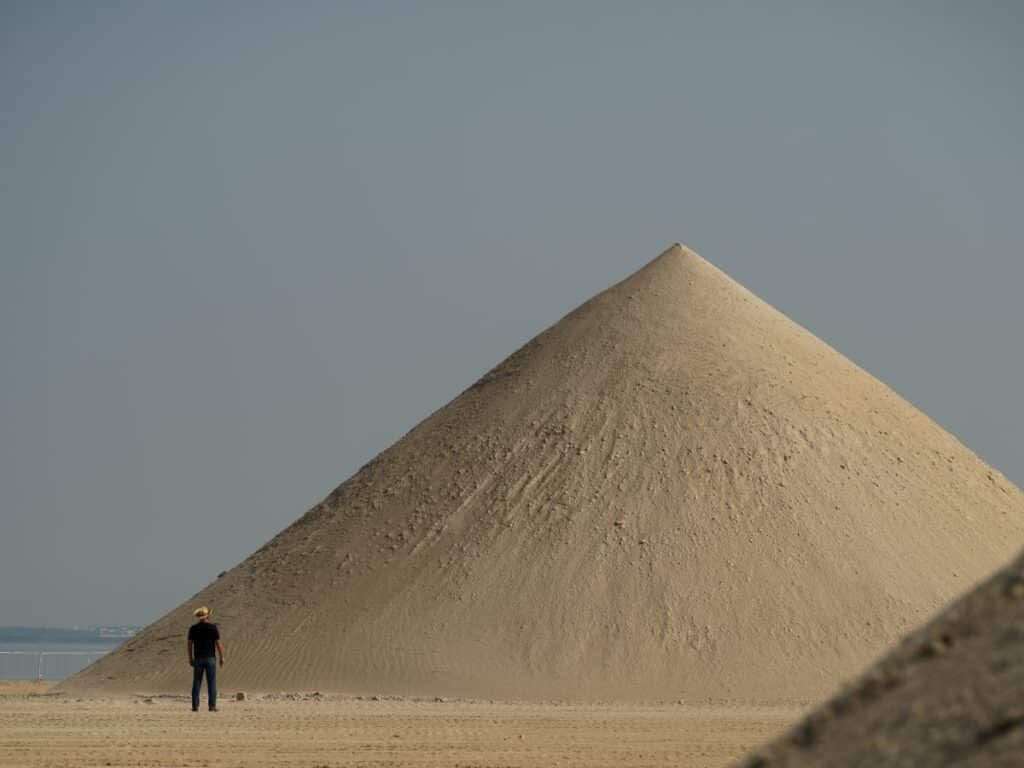 448 pirâmides feitas à mão formam uma mandala hipnotizante em Abu Dhabi