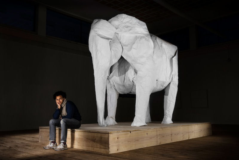 Artista do origami cria um elefante em tamanho real com uma folha de papel 01