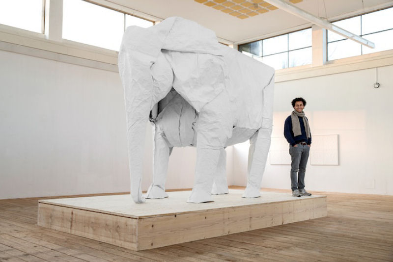 Artista do origami cria um elefante em tamanho real com uma folha de papel 03