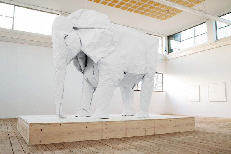 Artista do origami cria um elefante em tamanho real com uma folha de papel 04
