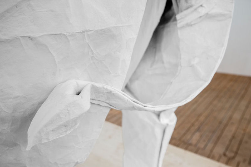 Artista do origami cria um elefante em tamanho real com uma folha de papel 07