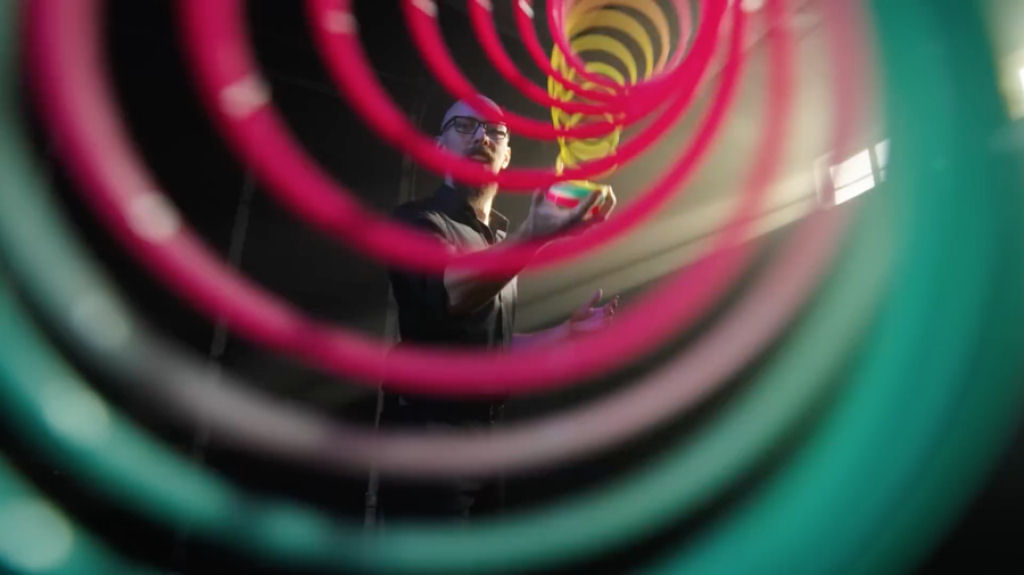 Expert do slinky transforma o brinquedo clssico em uma forma de arte vvida