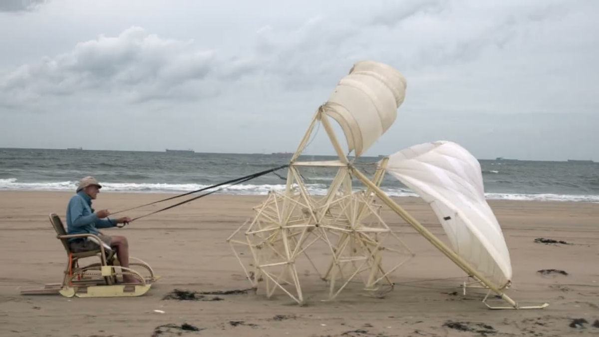 As esculturas cinéticas Strandbeest agora têm capacidade de reboque humano