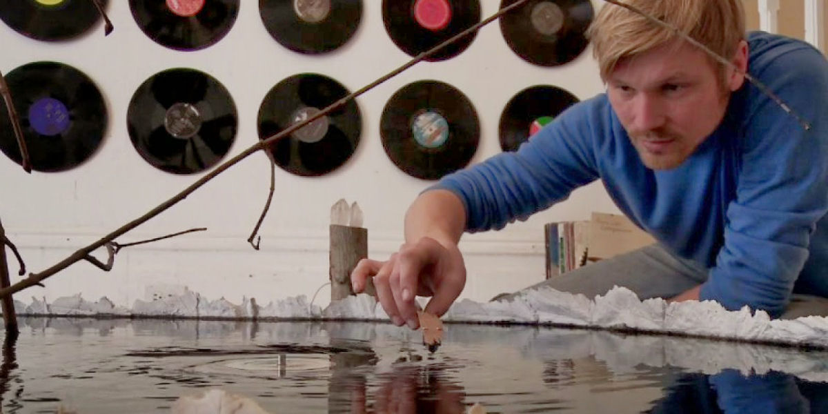 Instalação artística hipnótica mostra disco reproduzindo debaixo da água