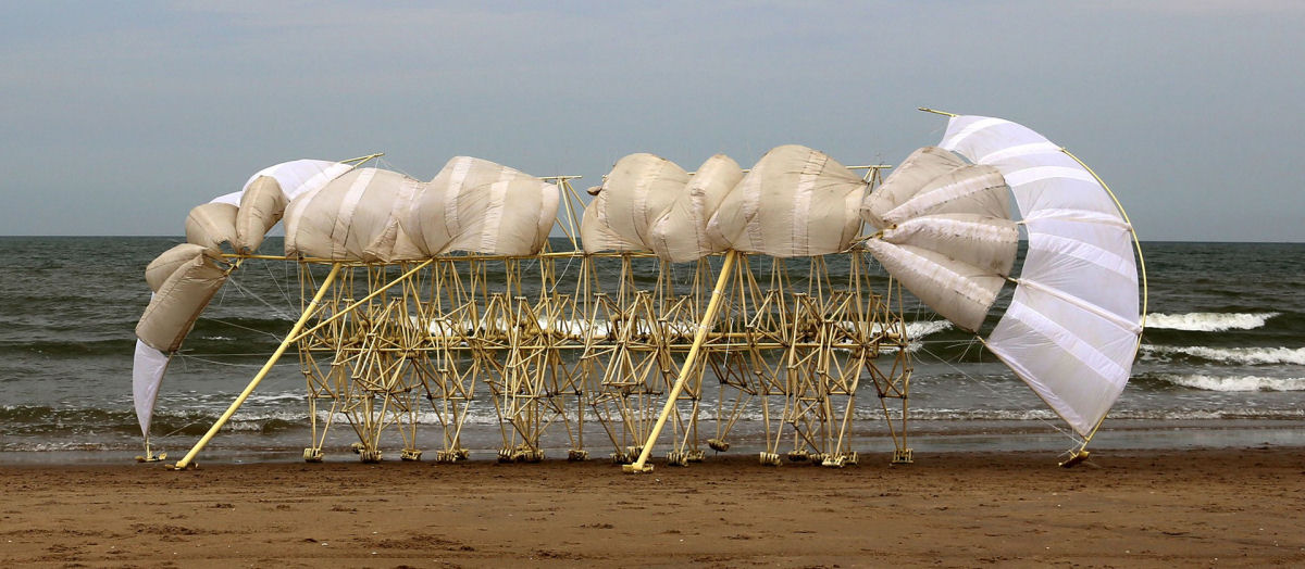 Strandbeests, as criaturas mecânicas que vagam pelas praias da Holanda