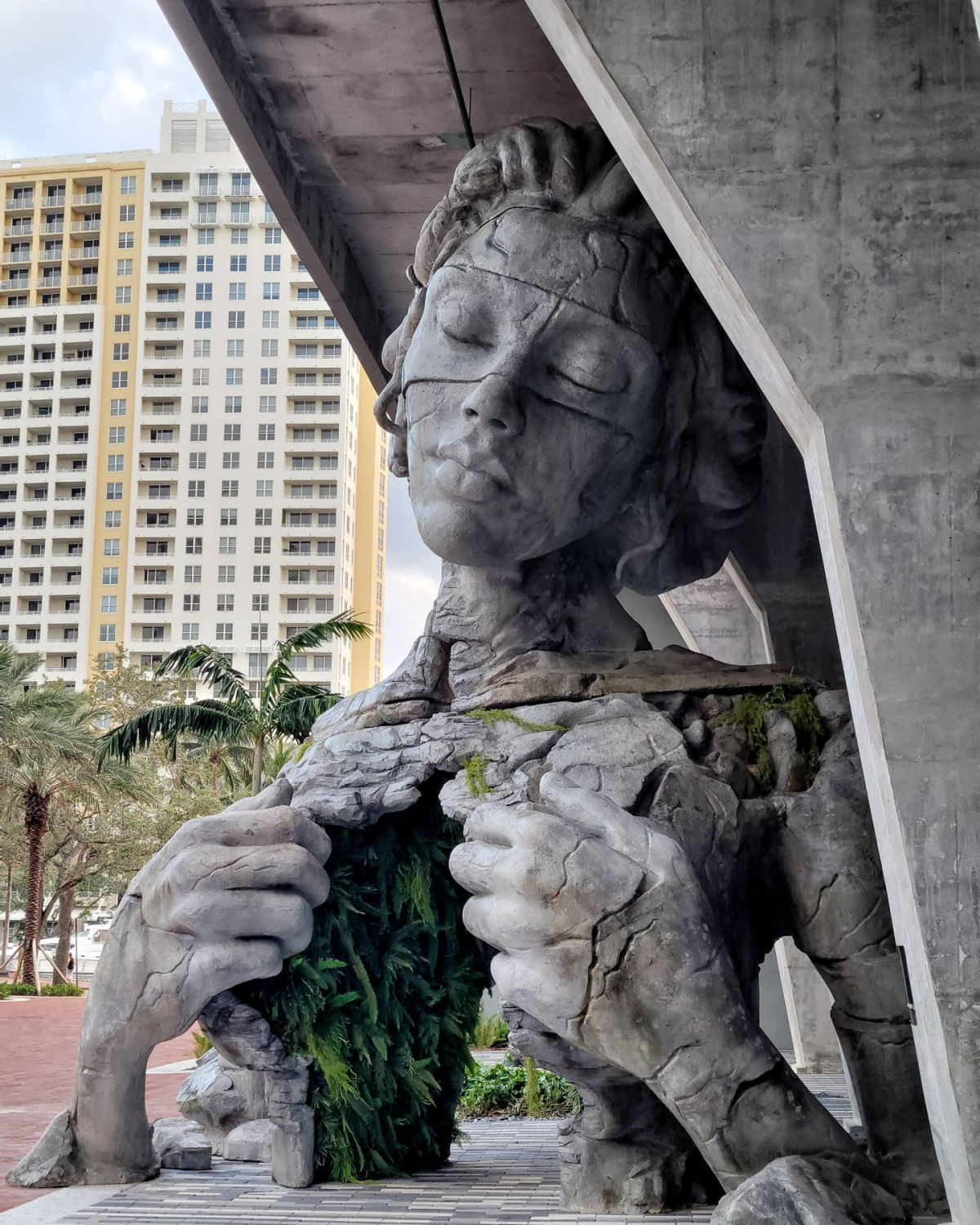 Monumental escultura feminina revela um túnel com cobertura de samambaias
