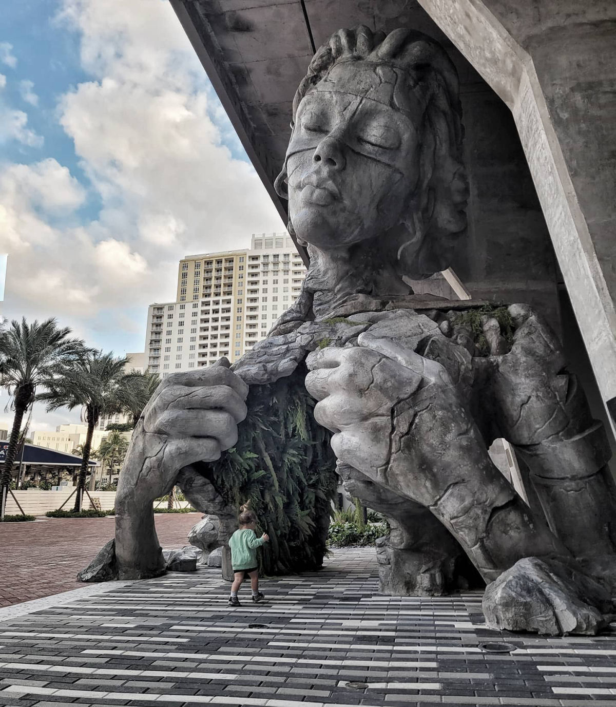 Monumental escultura feminina revela um túnel com cobertura de samambaias