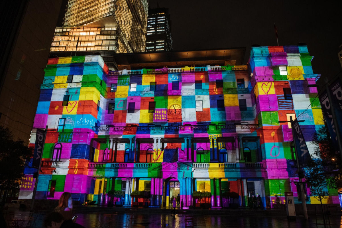 Instalações e projeções radiantes iluminam a arquitetura de Sydney para seu festival anual de luzes 03