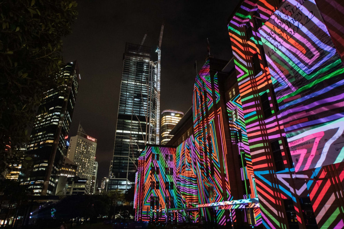 Instalações e projeções radiantes iluminam a arquitetura de Sydney para seu festival anual de luzes 06