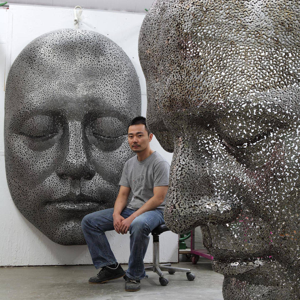 Artista transforma correntes de bicicleta em figuras humanas sem rosto acorrentadas ao mundo moderno 10