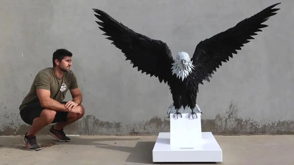 Uma incrível escultura de águia-americana estendida feita de aço, espuma e pneus reciclados