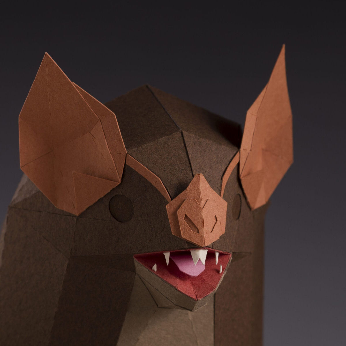Meticulosas esculturas de papel celebram diversas espcies de morcegos em 'Pequenos amigos das trevas' 01