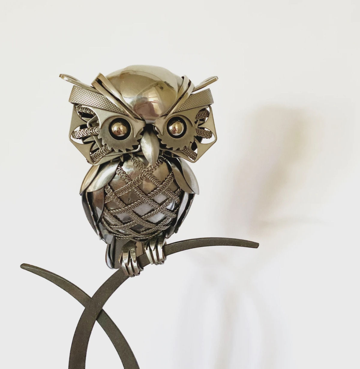 Artista continua usando sucata de prataria para criar lindas esculturas animais 14
