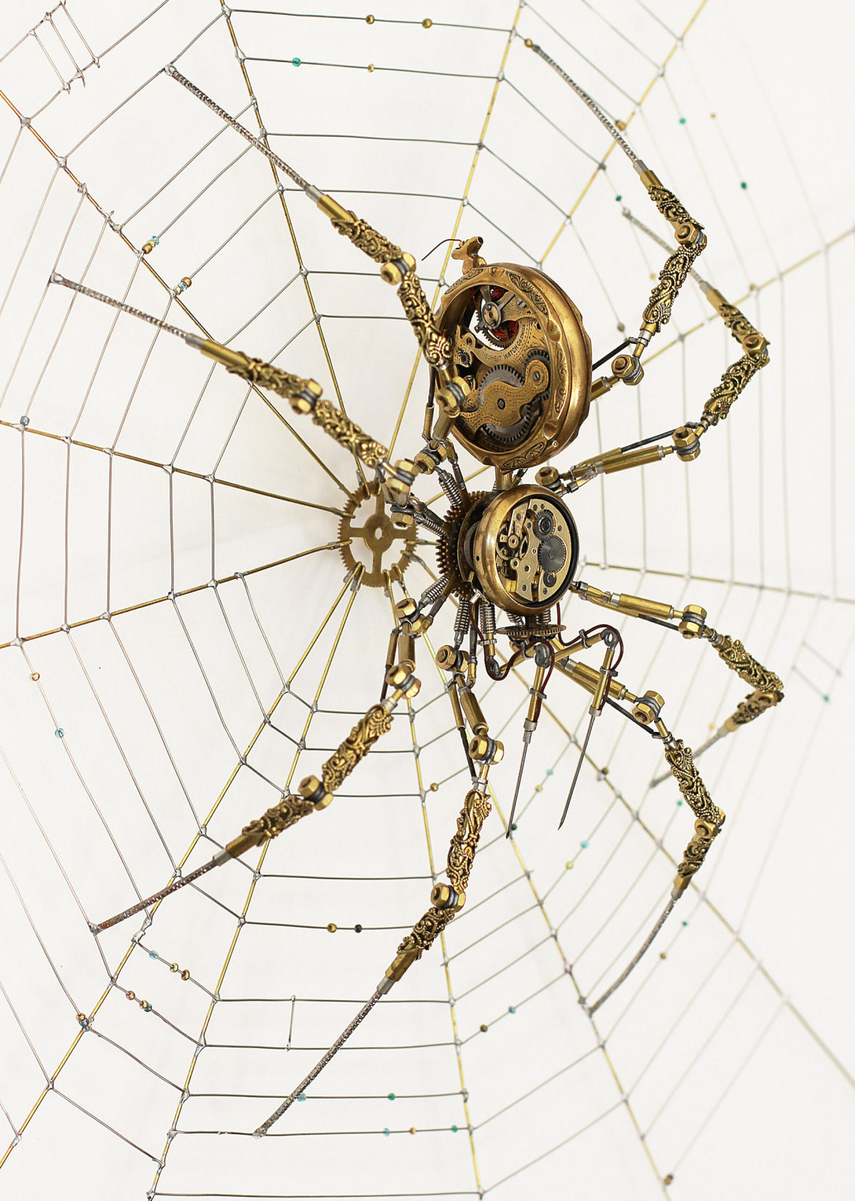 Artista húngaro cria meticulosas aranhas Steampunk com peças de relógios, câmeras e equipamentos médicos antigos 02