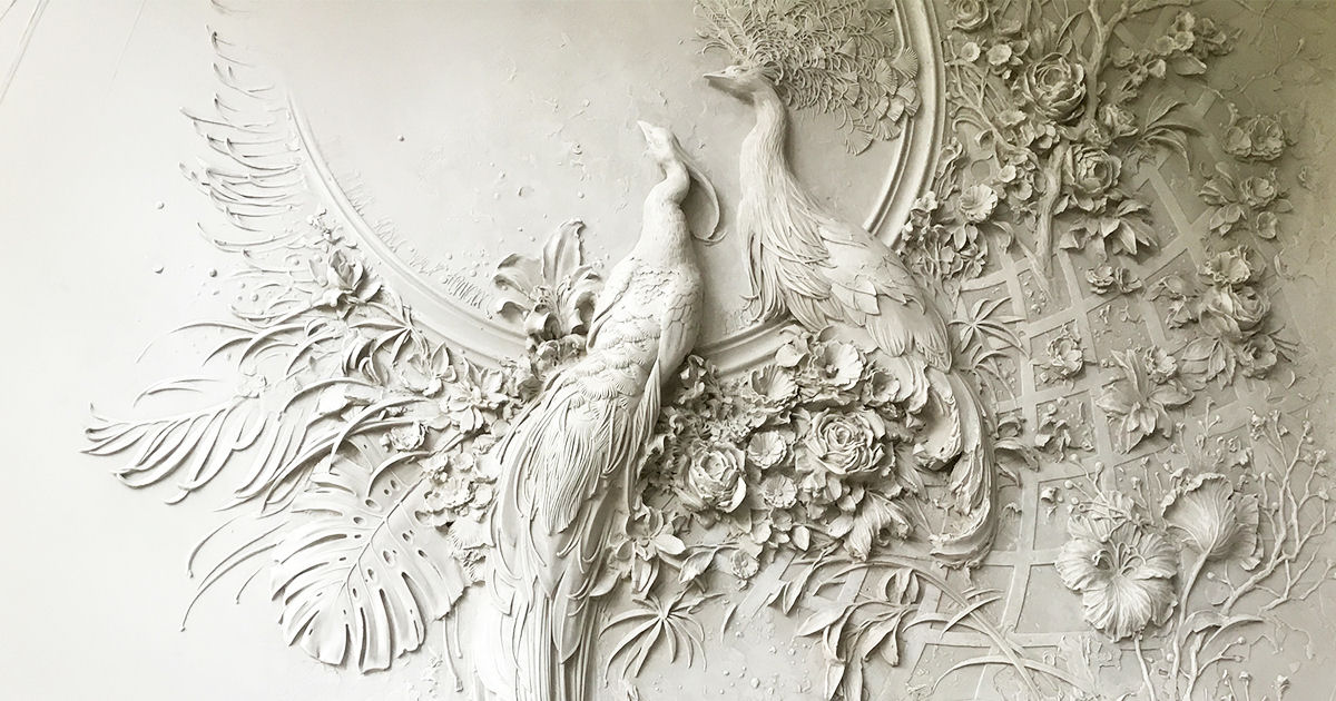 As exuberantes esculturas interiores de baixo-relevo de pavões e flores de um escultor russo 01