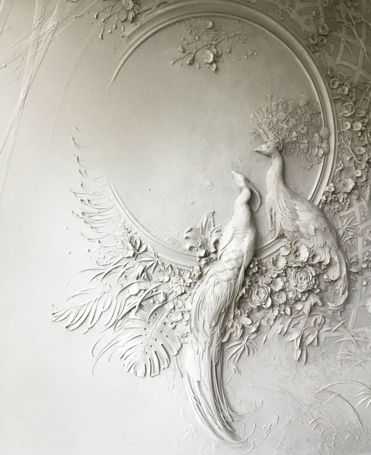 As exuberantes esculturas interiores de baixo-relevo de pavões e flores de um escultor russo 02