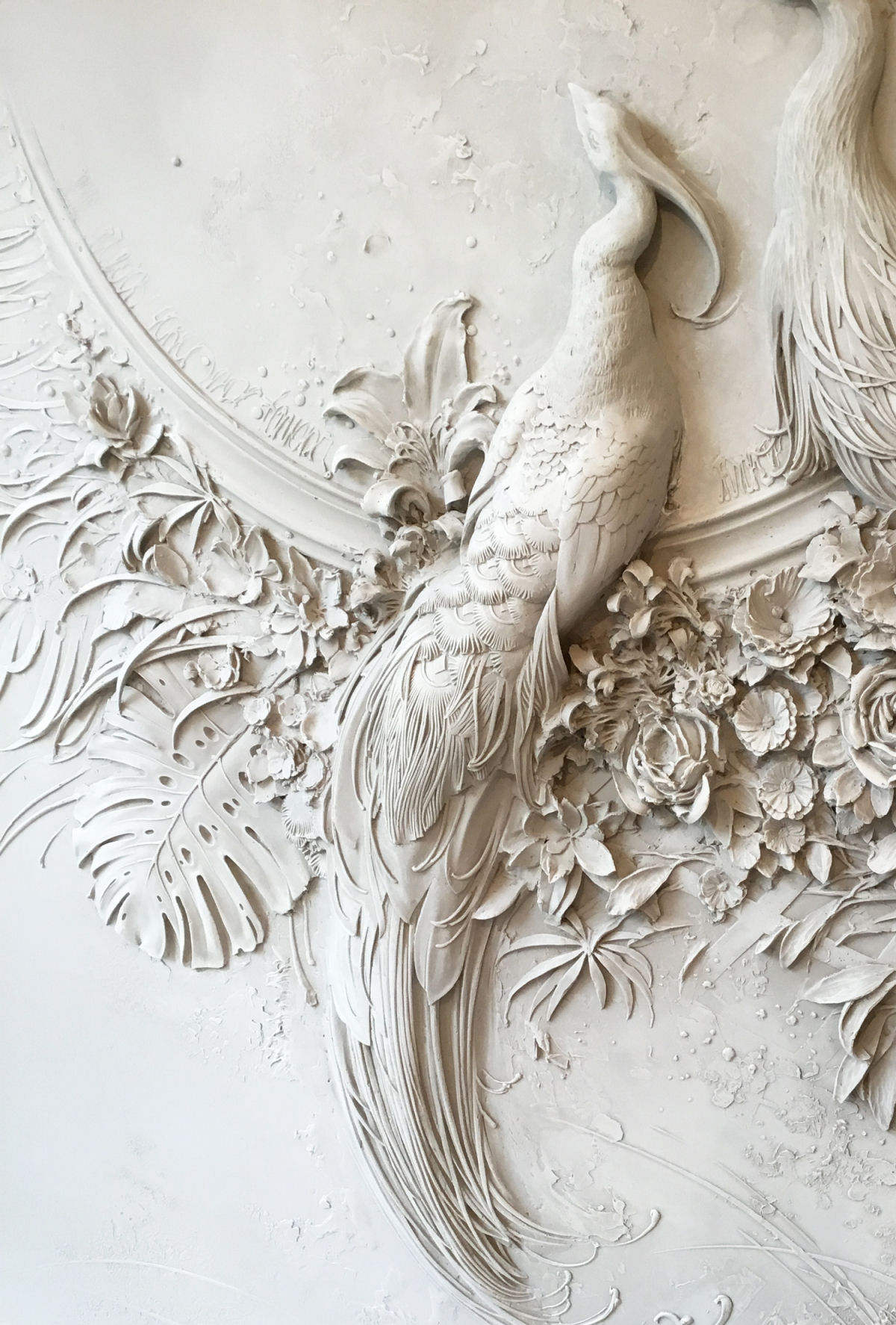 As exuberantes esculturas interiores de baixo-relevo de paves e flores de um escultor russo 03