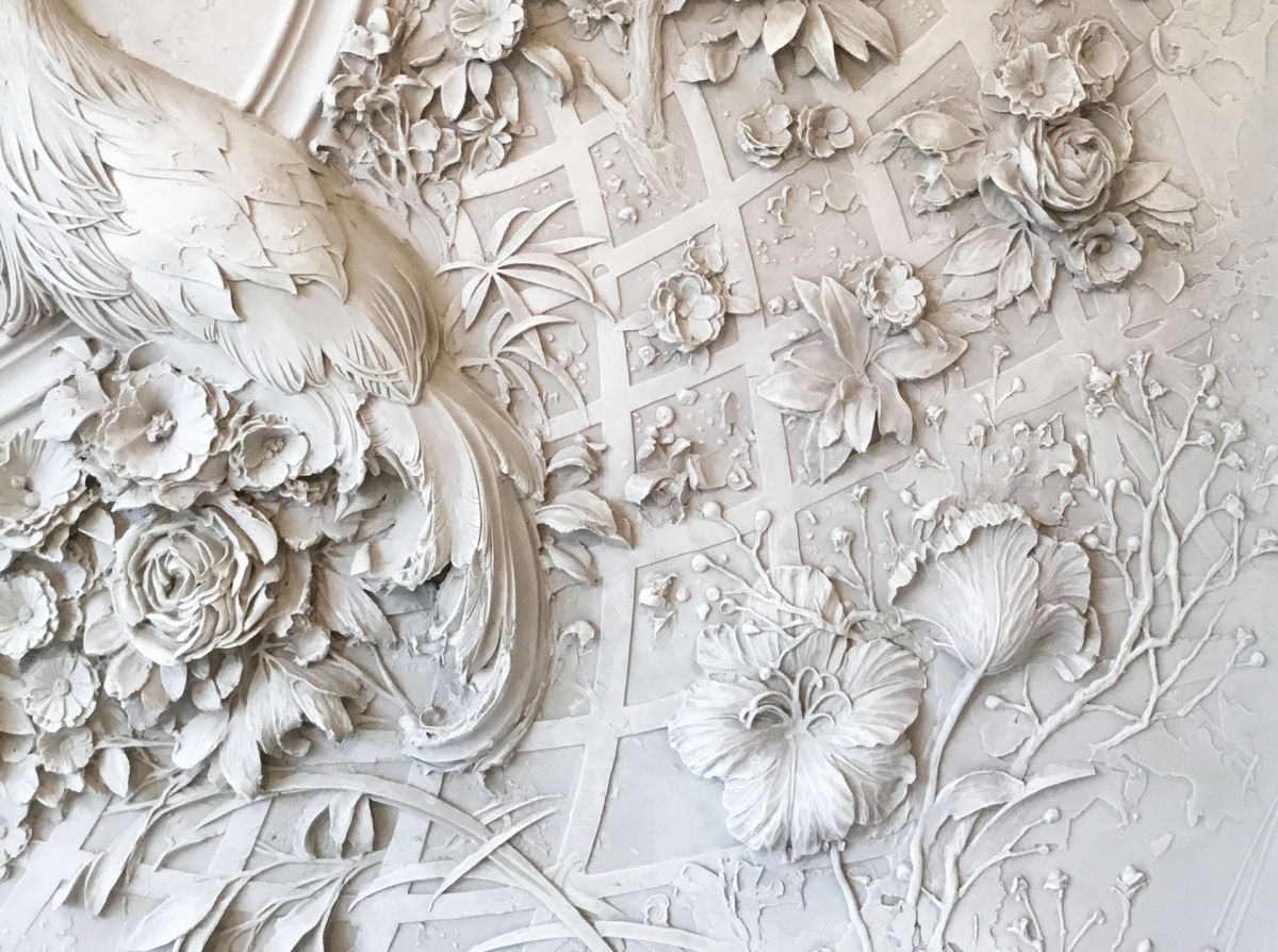 As exuberantes esculturas interiores de baixo-relevo de paves e flores de um escultor russo 06
