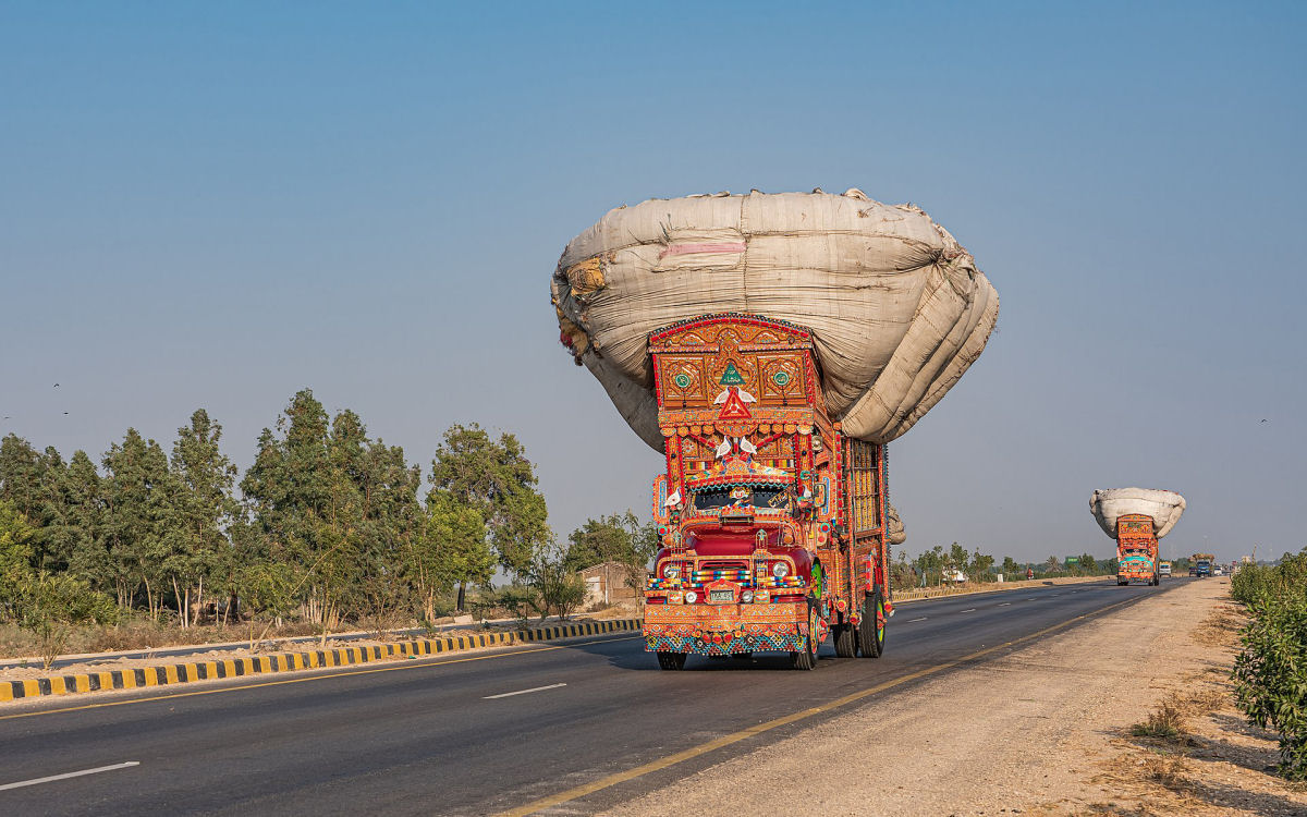 Caminhes do Paquisto so obras de arte vibrantes e deslumbrantes