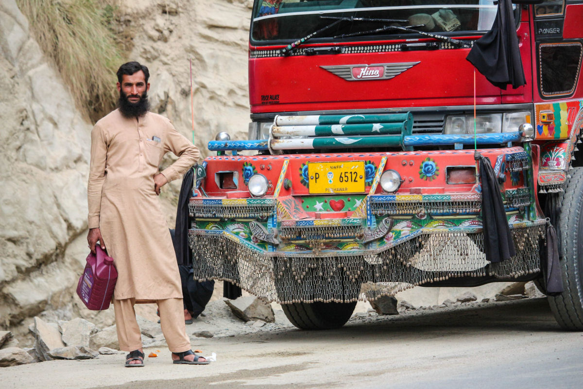 Caminhes do Paquisto so obras de arte vibrantes e deslumbrantes